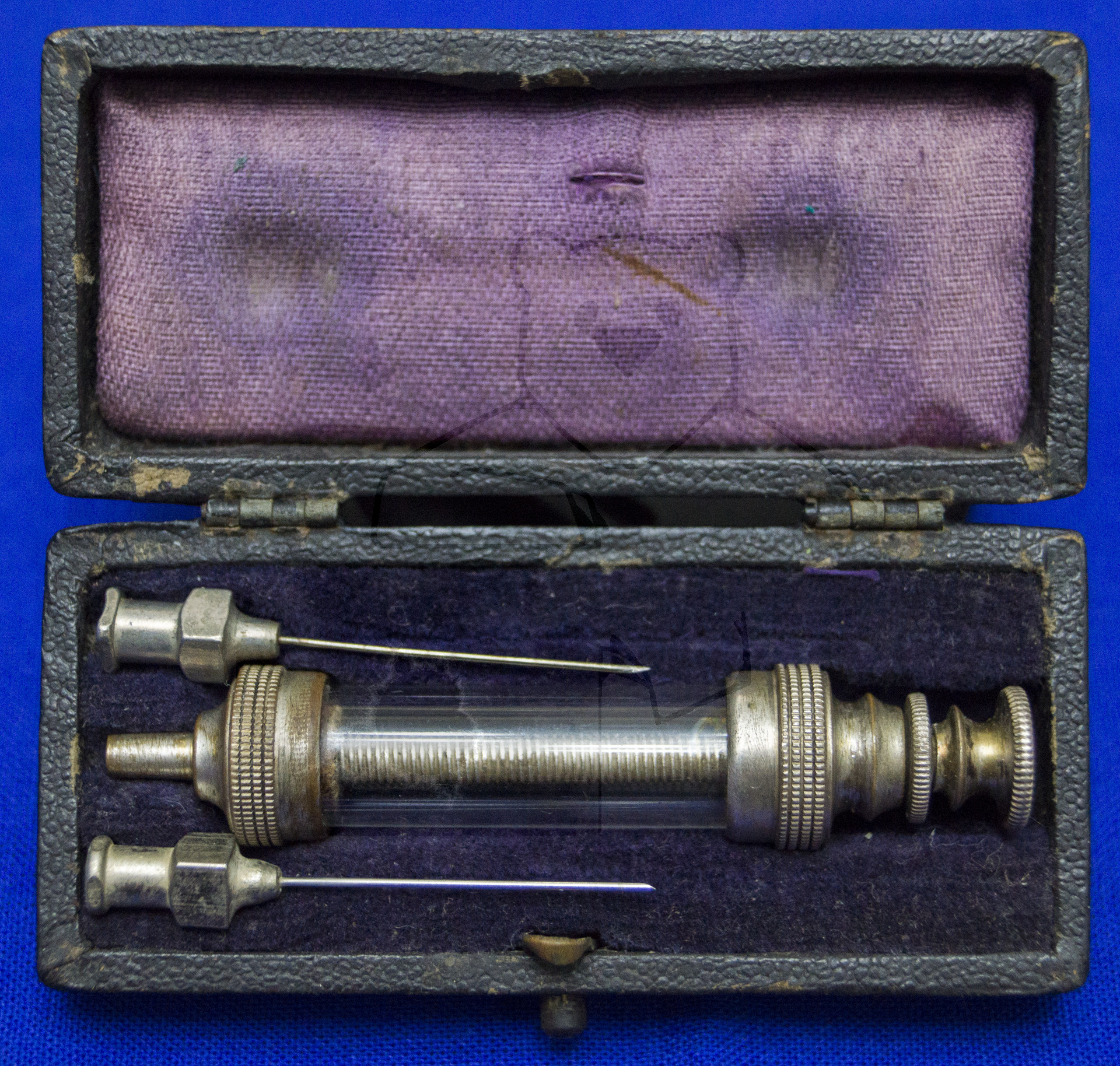 Spritze (Metall, Leder), Anfang der 1910'er Jahre, Spritze in der Transportbox mit zwei Kanülen